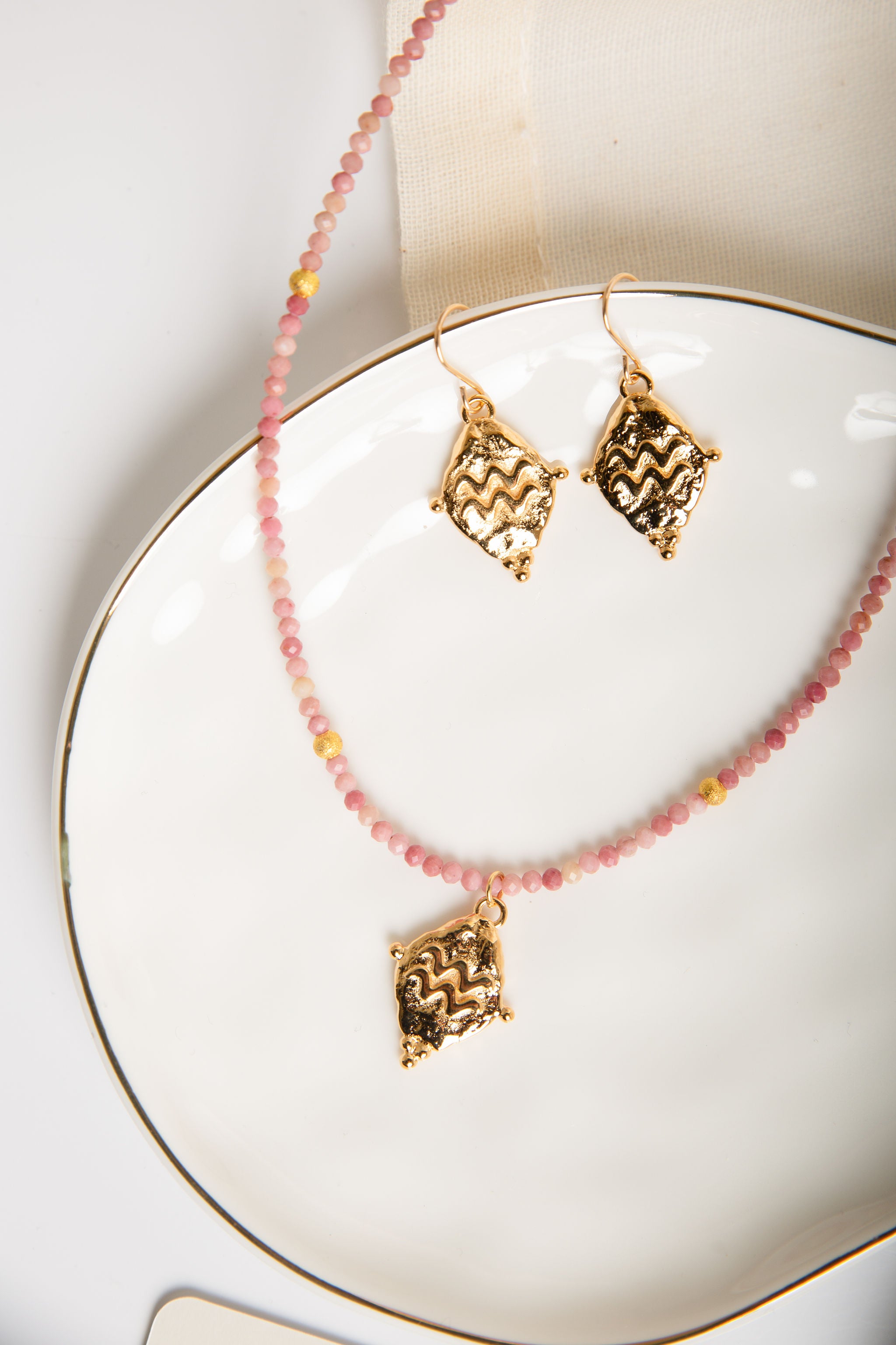 Aquarius Zodiac Gemstone Choker Necklace - Rhodonite 18k Gold Plated
