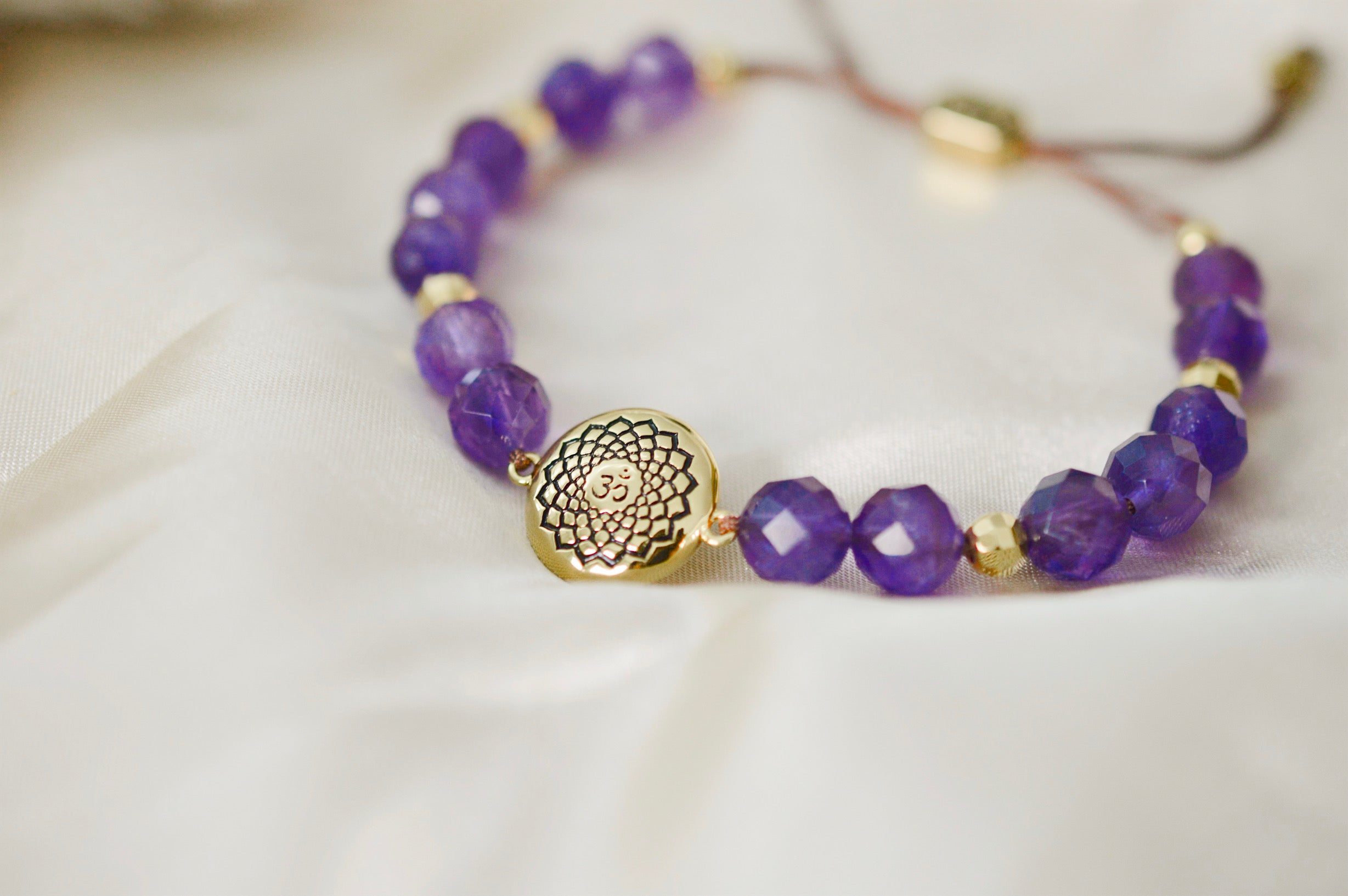 Crown Chakra Amethyst Healing Bracelet – Spiritual Healing & Stress Relief Crystal Jewelry