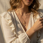 Collar de cuarzo rosa Hamsa Heartveil para amor y protección en oro | Joyería curativa espiritual