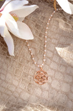 Amuleto de poder femenino Seed of Life, cadena de calcedonia blanca, chapado en oro rosa