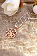 Amuleto de poder femenino Seed of Life, cadena de calcedonia blanca, chapado en oro rosa