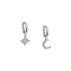 Pendientes de aro Huggie con charms colgantes de Luna y Estrella, Oro de 18k