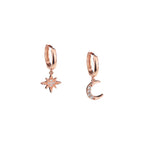 Pendientes de aro Huggie con charms colgantes de Luna y Estrella, Oro de 18k