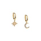 Pendientes de aro Huggie con charms colgantes de Luna y Estrella, Oro de 18k