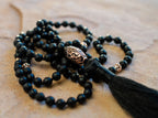 Protección Energética Ónix Negro RepujadoMala de Protección Energética de Ónix Negro Repujado – Joyería Espiritual Bañada en Oro de 18K