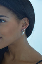 Pendientes de aro Huggie con charms colgantes de Luna y Estrella, Oro de 18k